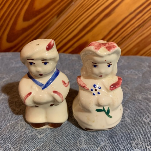 Shawnee Salt and Pepper Shakers - Picture 1 of 6
